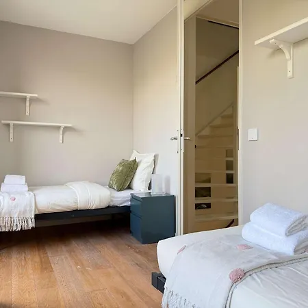 Spacious Family And Free Parking In 펜션 에인트호번