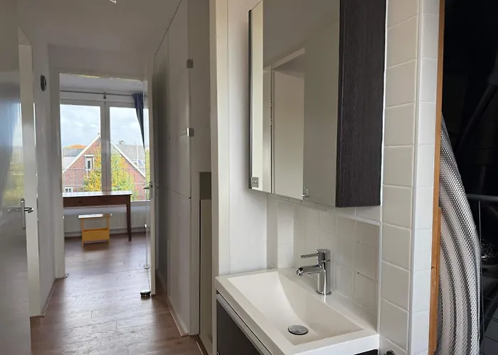 Spacious Family And Free Parking In *