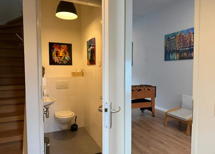 Spacious Family And Free Parking In *