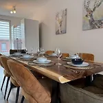 Spacious Family And Free Parking In Holiday home *
