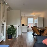 Spacious Family And Free Parking In Holiday home