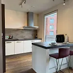 Spacious Family And Free Parking In Holiday home *